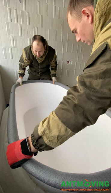Podnoszenie kamiennej wanny