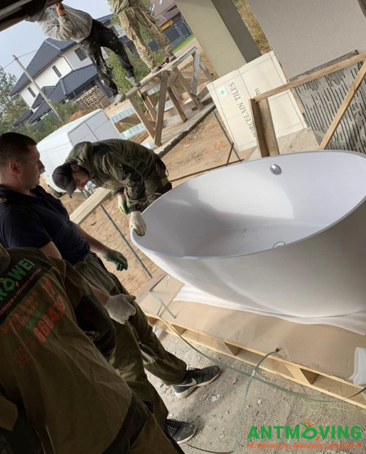 Podnoszenie kamiennej wanny