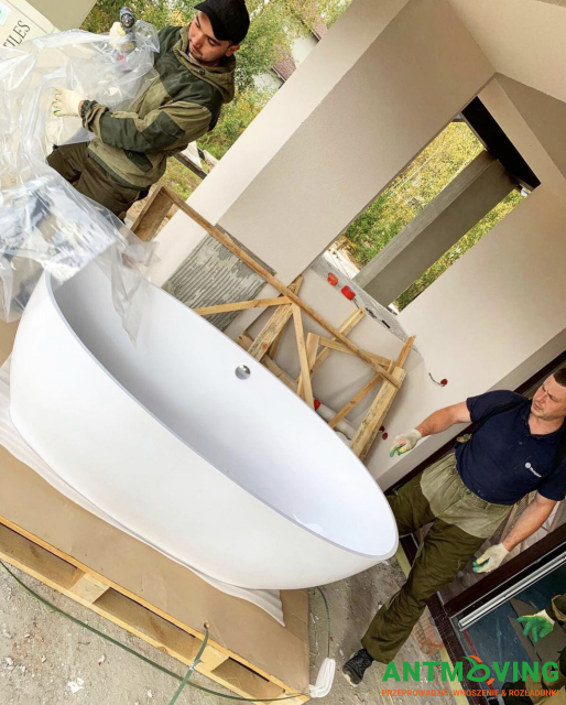 Podnoszenie kamiennej wanny