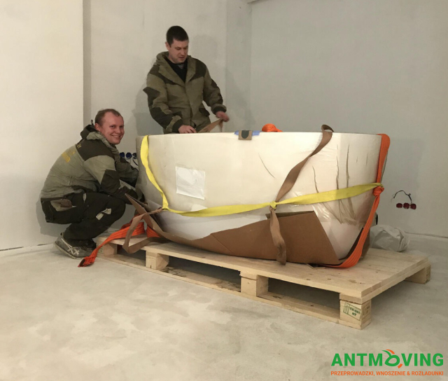 Podnoszenie kamiennej wanny