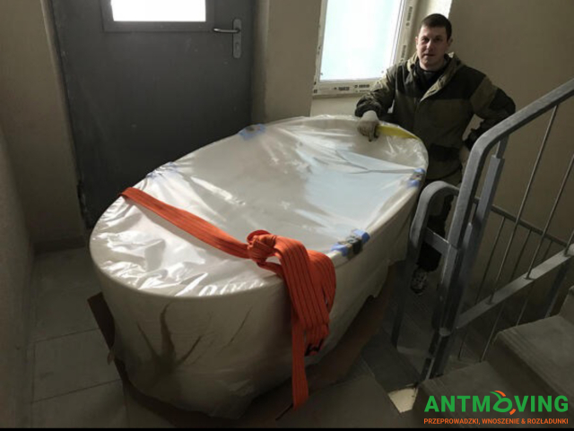 Podnoszenie kamiennej wanny