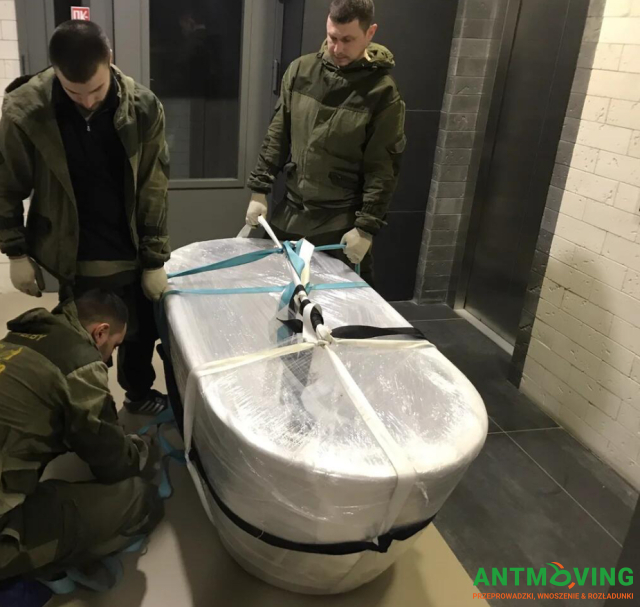 Podnoszenie kamiennej wanny