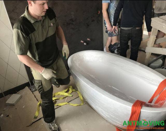 Podnoszenie kamiennej wanny