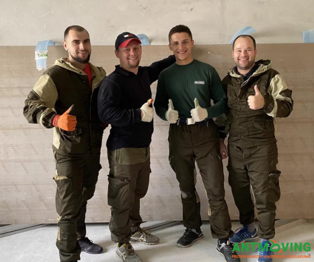 Wspinaczki przemysłowe jako sposób podniesienia większej płytki zewnętrznej metodą zewnętrzną.