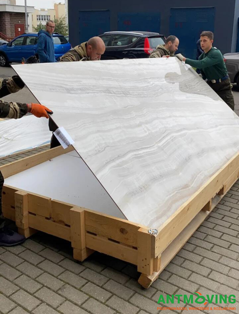 Wspinaczki przemysłowe jako sposób podniesienia większej płytki zewnętrznej metodą zewnętrzną.