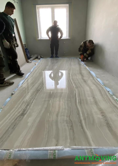 Wspinaczki przemysłowe jako sposób podniesienia większej płytki zewnętrznej metodą zewnętrzną.