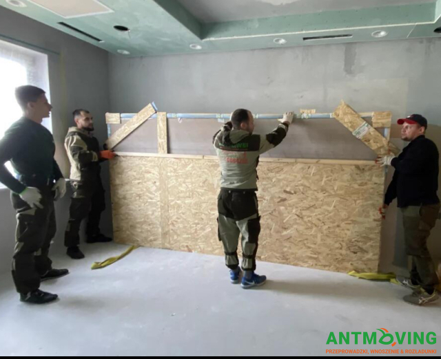 Wspinaczki przemysłowe jako sposób podniesienia większej płytki zewnętrznej metodą zewnętrzną.