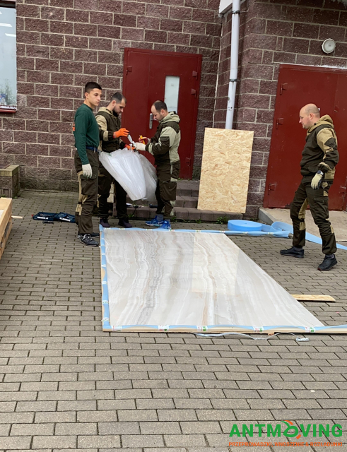 Wspinaczki przemysłowe jako sposób podniesienia większej płytki zewnętrznej metodą zewnętrzną.