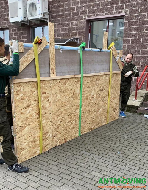 Wspinaczki przemysłowe jako sposób podniesienia większej płytki zewnętrznej metodą zewnętrzną.