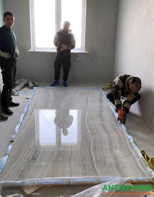 Wspinaczki przemysłowe jako sposób podniesienia większej płytki zewnętrznej metodą zewnętrzną.