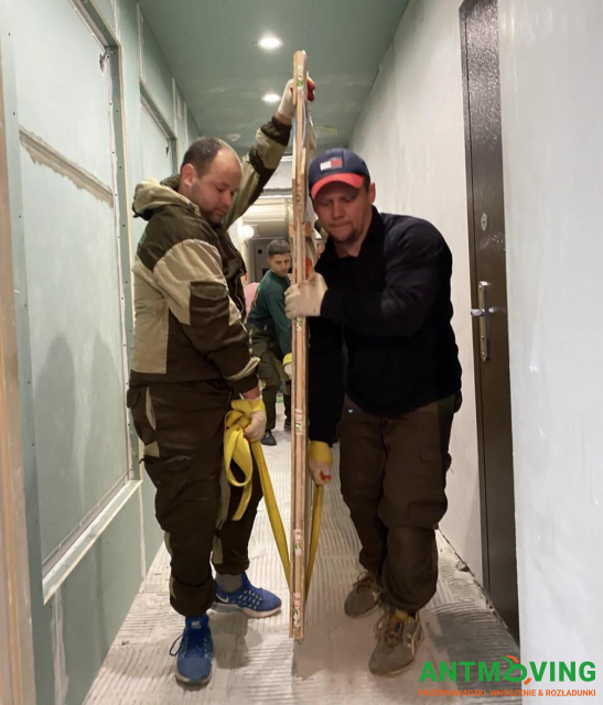 Wspinaczki przemysłowe jako sposób podniesienia większej płytki zewnętrznej metodą zewnętrzną.