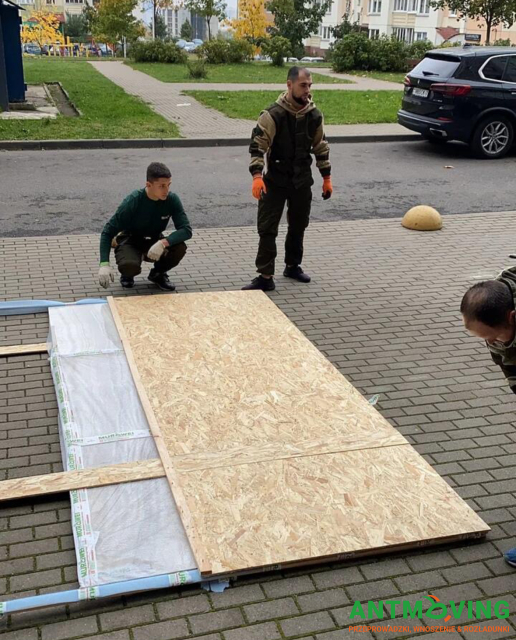 Wspinaczki przemysłowe jako sposób podniesienia większej płytki zewnętrznej metodą zewnętrzną.