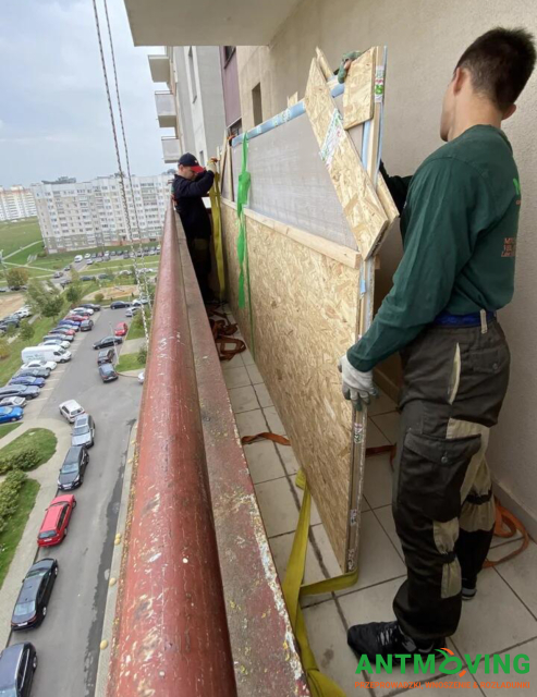 Wspinaczki przemysłowe jako sposób podniesienia większej płytki zewnętrznej metodą zewnętrzną.