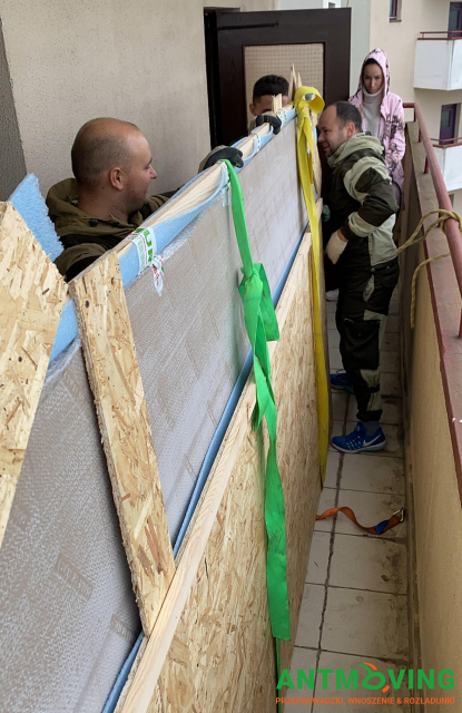 Wspinaczki przemysłowe jako sposób podniesienia większej płytki zewnętrznej metodą zewnętrzną.