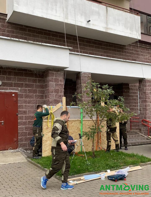 Wspinaczki przemysłowe jako sposób podniesienia większej płytki zewnętrznej metodą zewnętrzną.