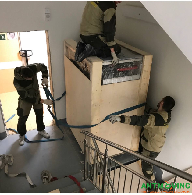 Przeniesienie pralki o wadze 380 kg.