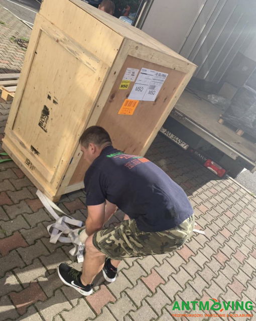 Przeniesienie pralki o wadze 380 kg.