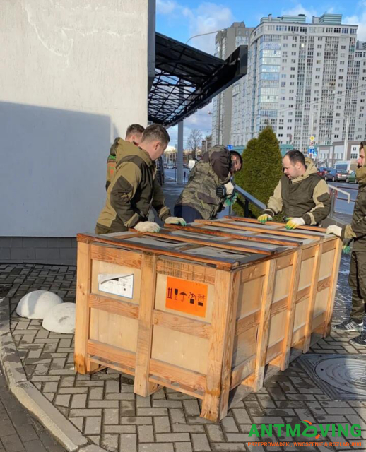 Przeniesienie pralki o wadze 380 kg.