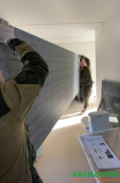 Wyciągnięcie i wniesienie płytek wielkoformatowych na 21 piętro na pieszo - 30 sztuk.