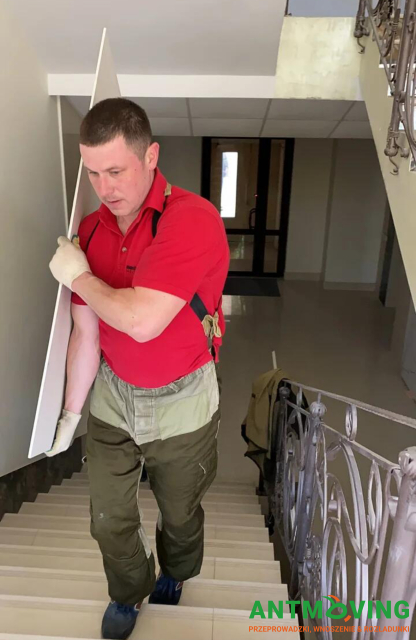 Wyciągnięcie i wniesienie płytek wielkoformatowych na 21 piętro na pieszo - 30 sztuk.