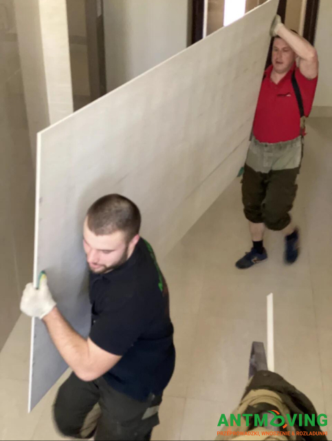 Wyciągnięcie i wniesienie płytek wielkoformatowych na 21 piętro na pieszo - 30 sztuk.