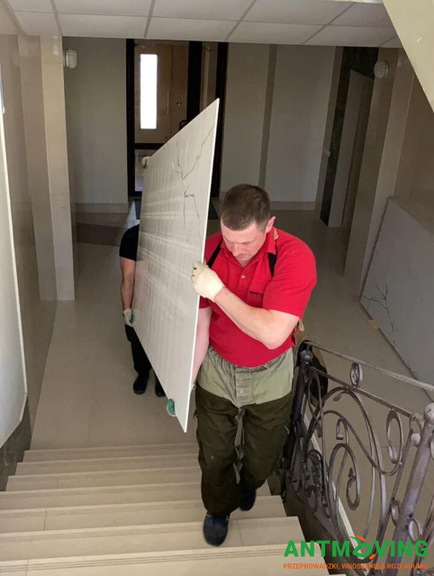 Wyciągnięcie i wniesienie płytek wielkoformatowych na 21 piętro na pieszo - 30 sztuk.