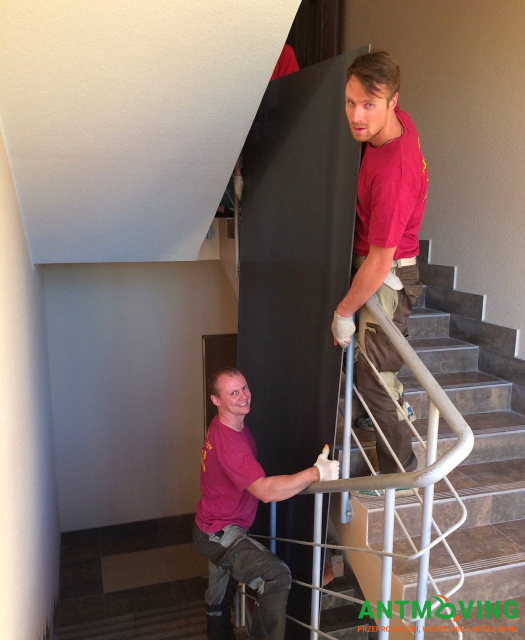 Wyciągnięcie i wniesienie płytek wielkoformatowych na 21 piętro na pieszo - 30 sztuk.