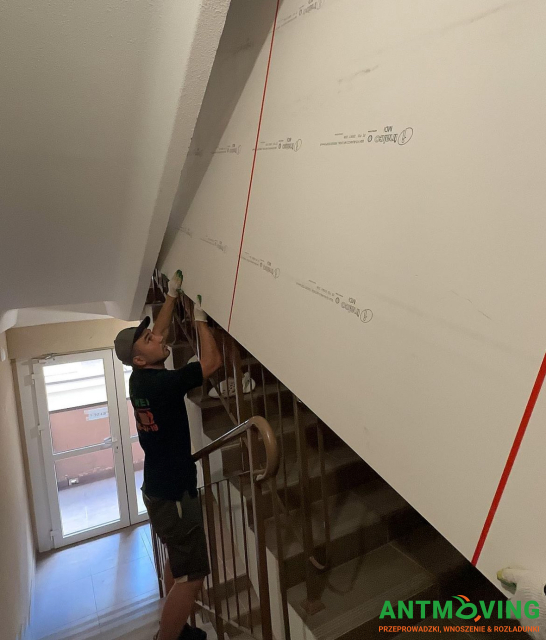 Wyciągnięcie i wniesienie płytek wielkoformatowych na 21 piętro na pieszo - 30 sztuk.