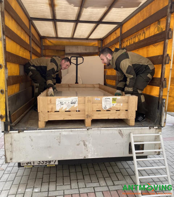 Wyciągnięcie i wniesienie płytek wielkoformatowych na 21 piętro na pieszo - 30 sztuk.