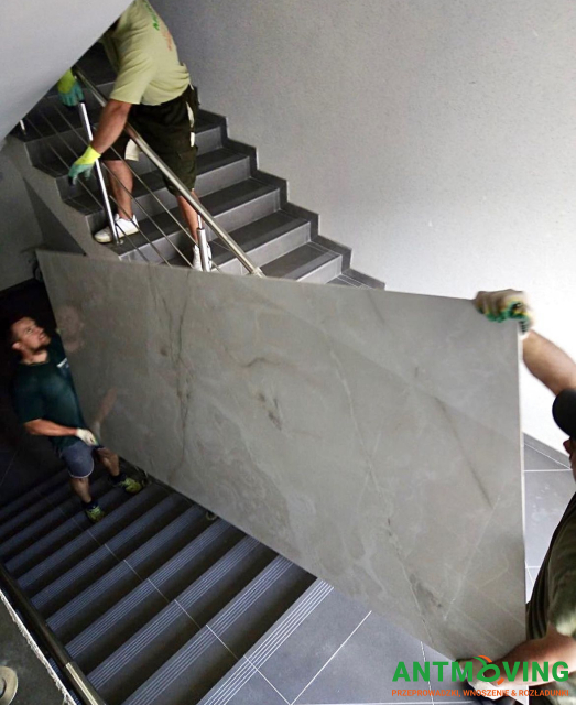 Wyciągnięcie i wniesienie płytek wielkoformatowych na 21 piętro na pieszo - 30 sztuk.