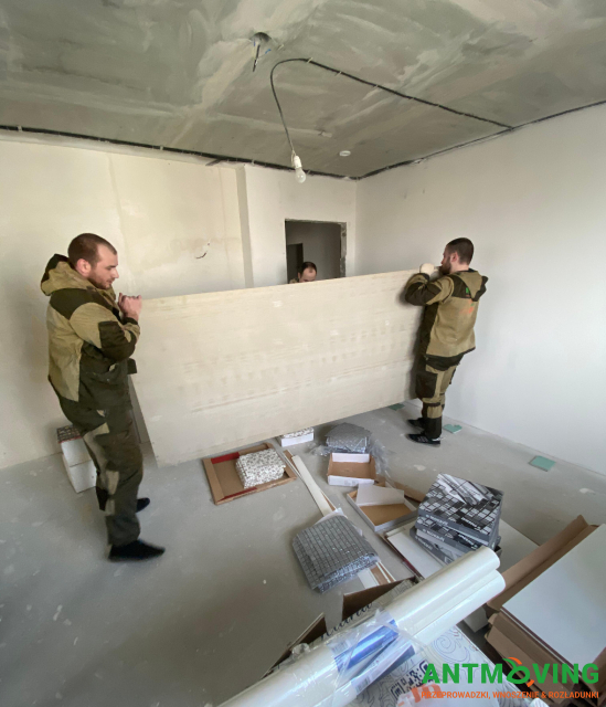 Wyciągnięcie i wniesienie płytek wielkoformatowych na 21 piętro na pieszo - 30 sztuk.