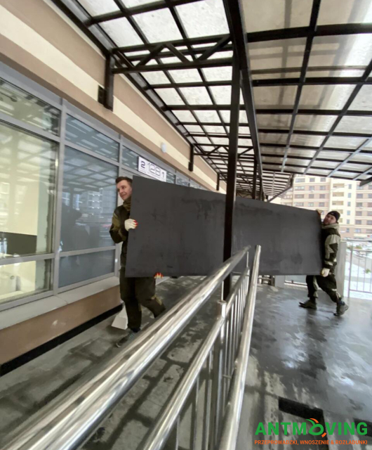 Wyciągnięcie i wniesienie płytek wielkoformatowych na 21 piętro na pieszo - 30 sztuk.