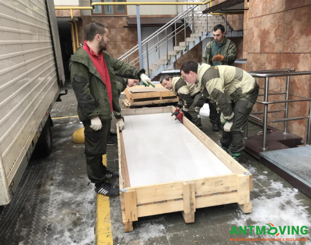 Wyciągnięcie i wniesienie płytek wielkoformatowych na 21 piętro na pieszo - 30 sztuk.