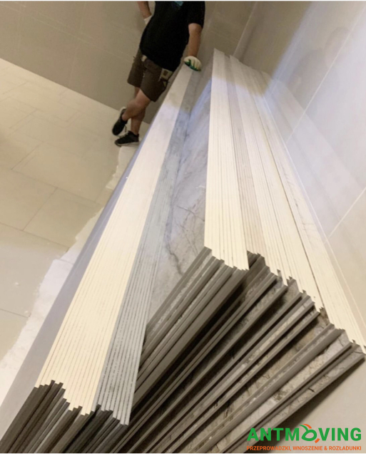 Wyciągnięcie i wniesienie płytek wielkoformatowych na 21 piętro na pieszo - 30 sztuk.