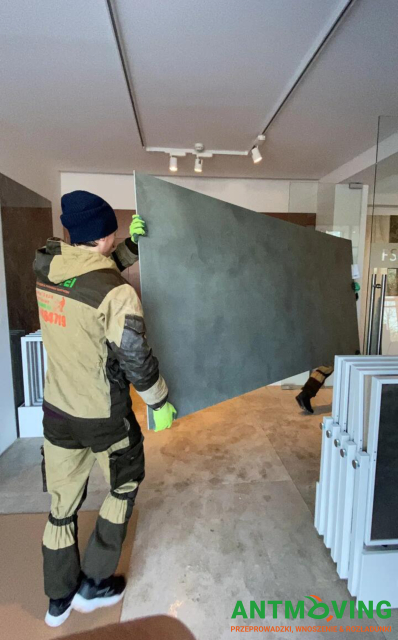 Prace w salonie kafelków