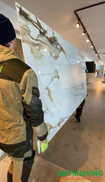 Prace w salonie kafelków