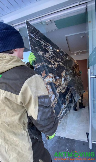 Prace w salonie kafelków