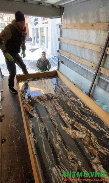 Prace w salonie kafelków