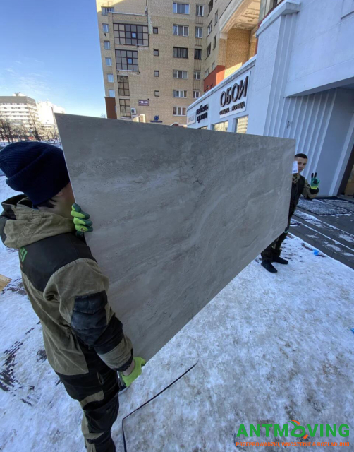 Prace w salonie kafelków