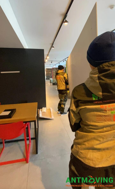 Prace w salonie kafelków