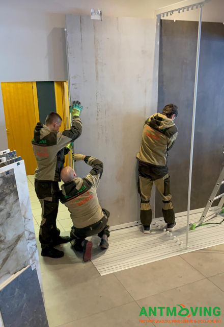 Prace w salonie kafelków