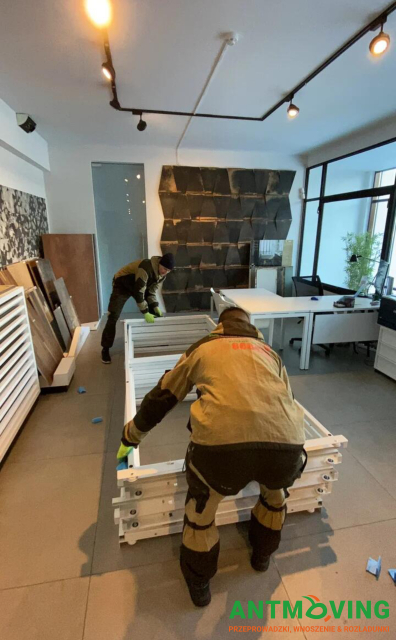 Prace w salonie kafelków