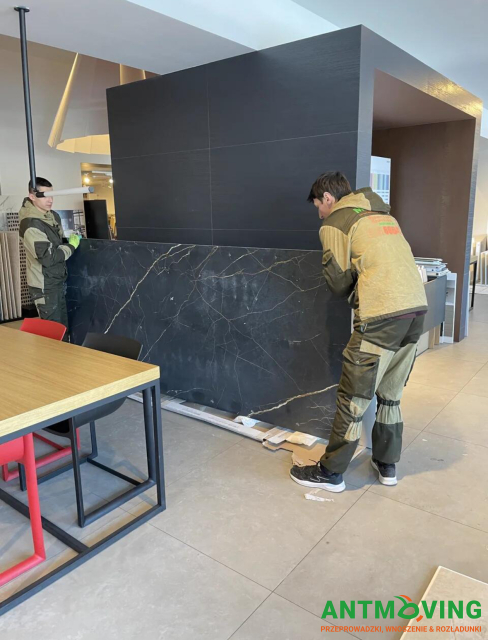 Prace w salonie kafelków