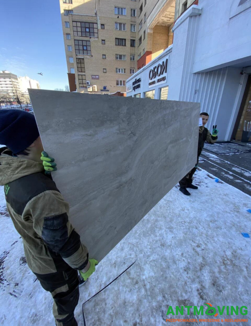 Prace w salonie kafelków