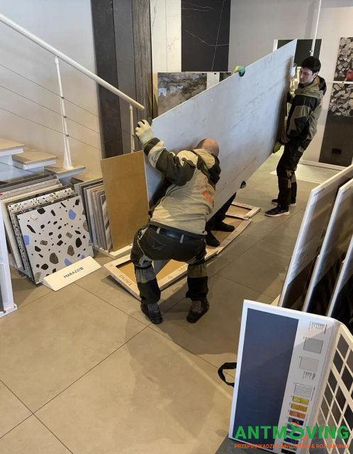 Prace w salonie kafelków