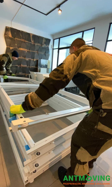 Prace w salonie kafelków