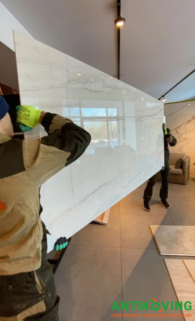 Prace w salonie kafelków