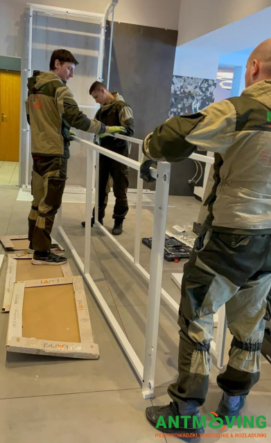 Prace w salonie kafelków