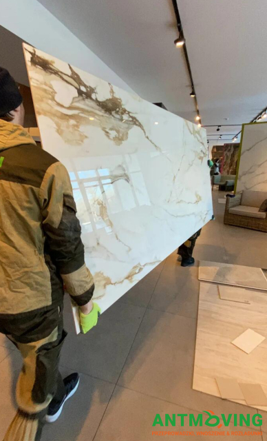 Prace w salonie kafelków