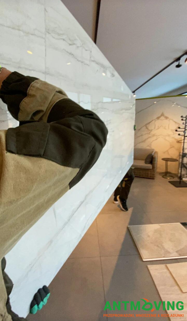 Prace w salonie kafelków